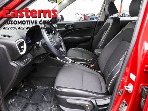 Used 2022 Hyundai Venue Limited image 14