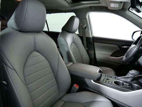 Used 2023 Toyota Highlander XLE image 13