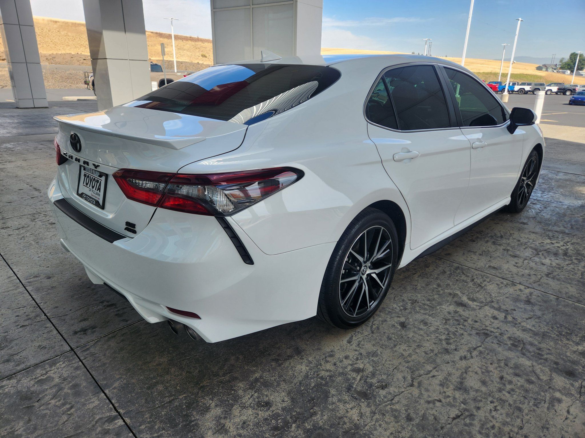 Used 2024 Toyota Camry SE AWD/4WD image 9