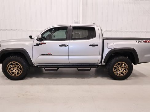 Used 2019 Toyota Tacoma TRD Off-Road AWD/4WD image 7