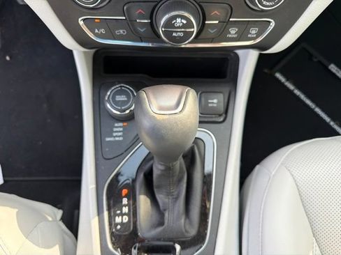 Used 2021 Jeep Cherokee Limited AWD/4WD image 28