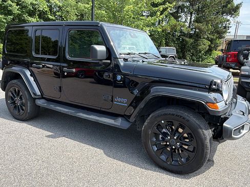 Used 2025 Jeep Wrangler Unlimited Sahara AWD/4WD image 5