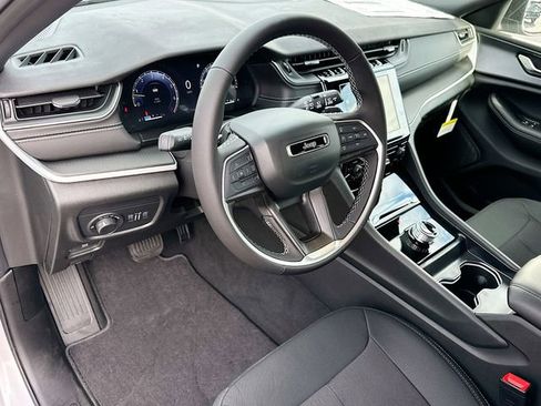 New 2025 Jeep Grand Cherokee L Laredo image 6