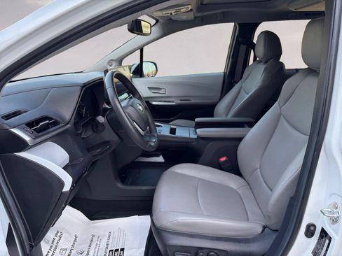 Used 2025 Toyota Sienna XLE w/ XLE Plus Package FWD image 9