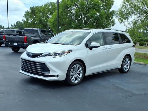 Used 2022 Toyota Sienna Platinum FWD image 7