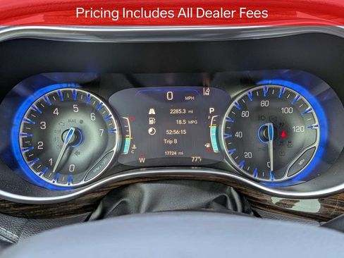Used 2024 Chrysler Pacifica Limited w/ Uconnect Theater Family Group FWD image 30