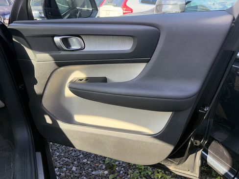 Certified 2023 Volvo XC40 B5 Plus w/ Climate Package image 19