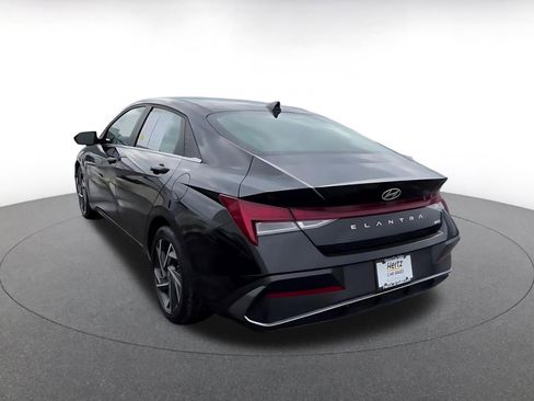 Used 2025 Hyundai Elantra Limited image 11