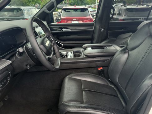 Used 2024 Jeep Wagoneer L Series II RWD image 16