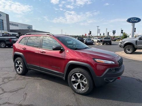 Used 2016 Jeep Cherokee Trailhawk w/ Cold Weather Group AWD/4WD image 2