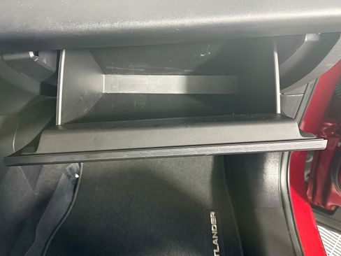 Used 2025 Mitsubishi Outlander SE FWD image 32