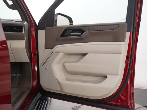 Used 2025 GMC Yukon Denali w/ Denali Reserve Package AWD/4WD image 9