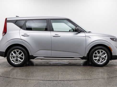 Used 2025 Kia Soul LX w/ LX Technology Package FWD image 11