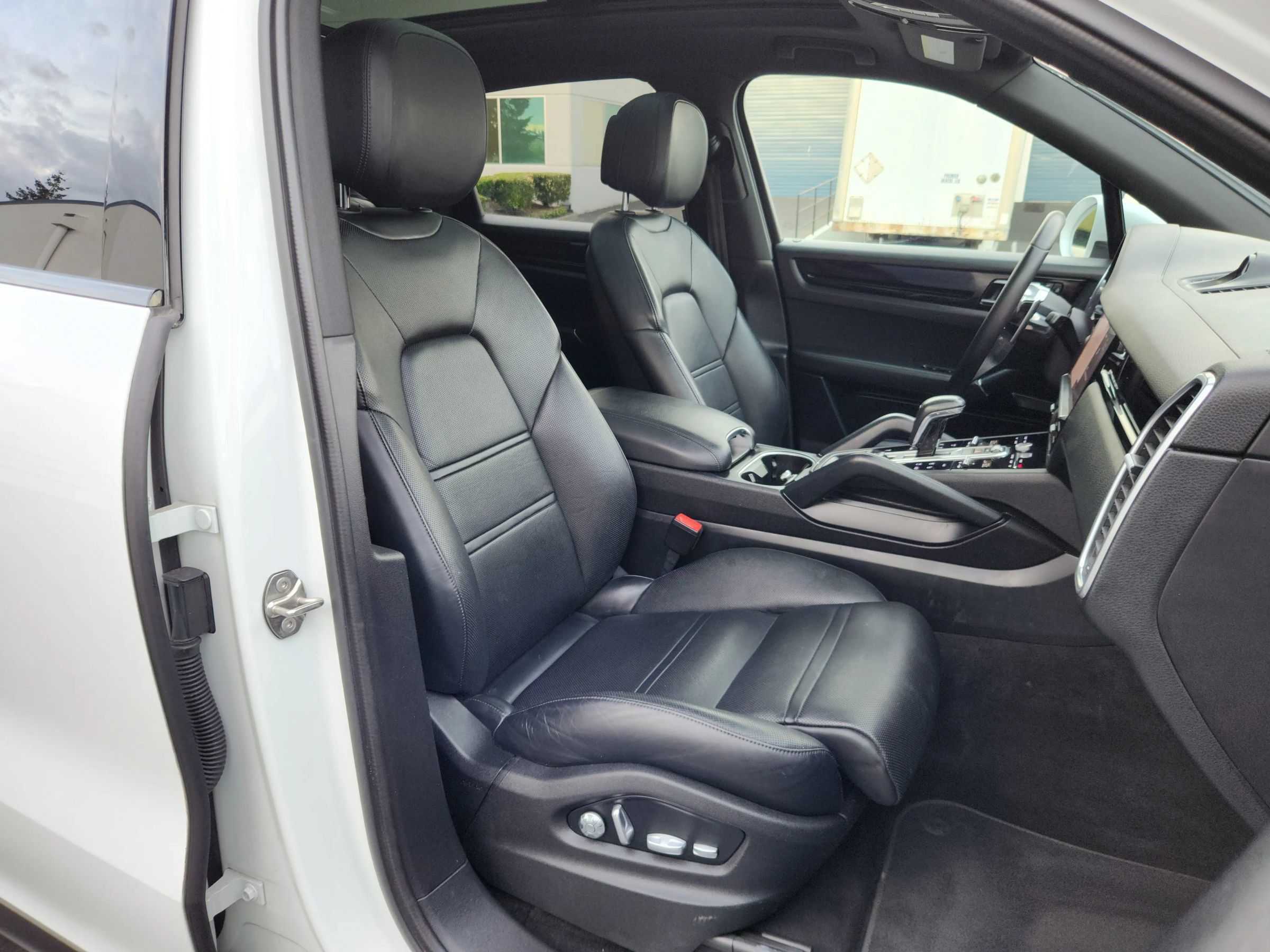Used 2020 Porsche Cayenne w/ Premium Package Plus AWD/4WD image 23