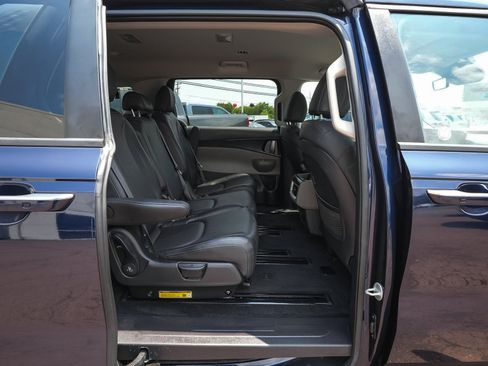 Used 2025 Kia Carnival FWD image 43