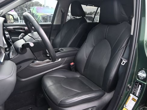 Used 2023 Toyota Highlander Limited FWD image 12