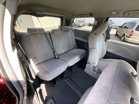Used 2019 Toyota Sienna L w/ Carpet Mat Package FWD image 14