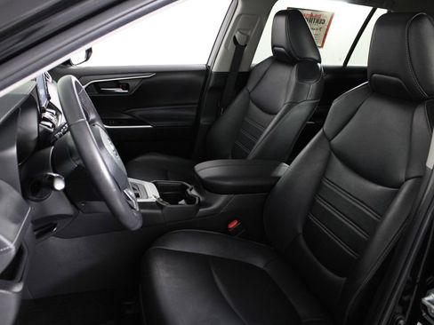 Used 2021 Toyota RAV4 XLE Premium image 18