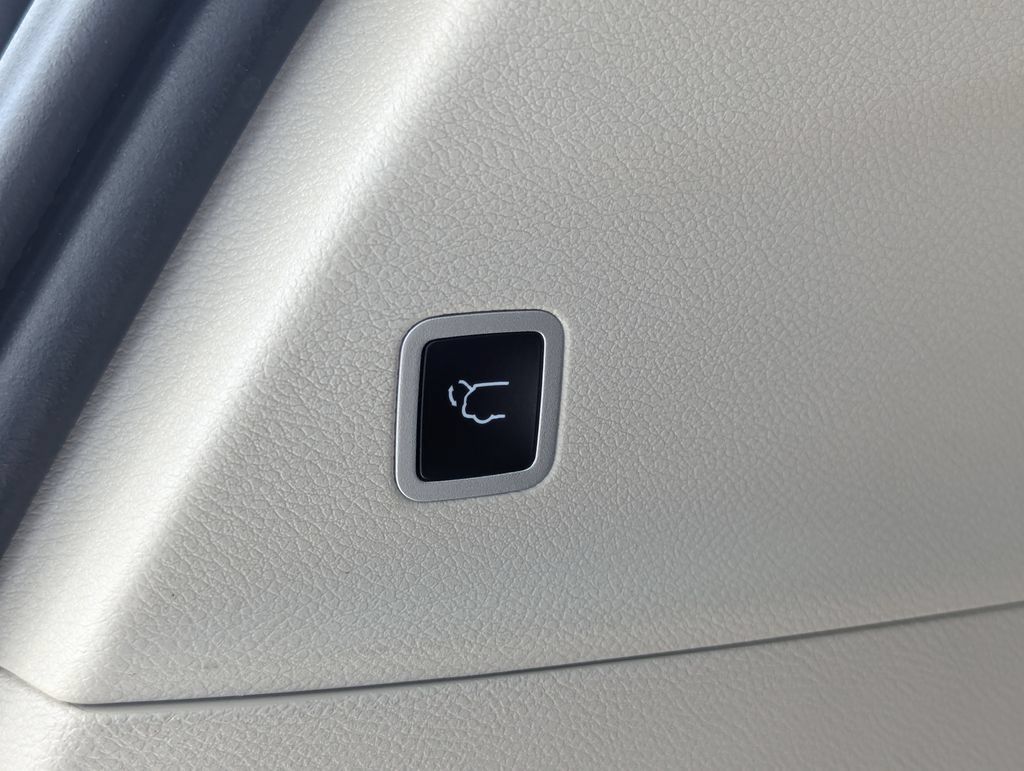 Used 2024 Chrysler Pacifica Touring-L FWD image 32