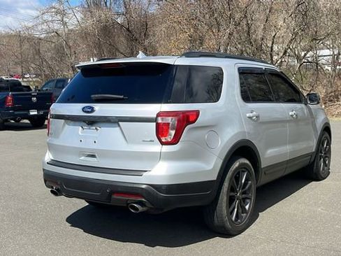 Used 2018 Ford Explorer XLT w/ Equipment Group 202A AWD/4WD image 6