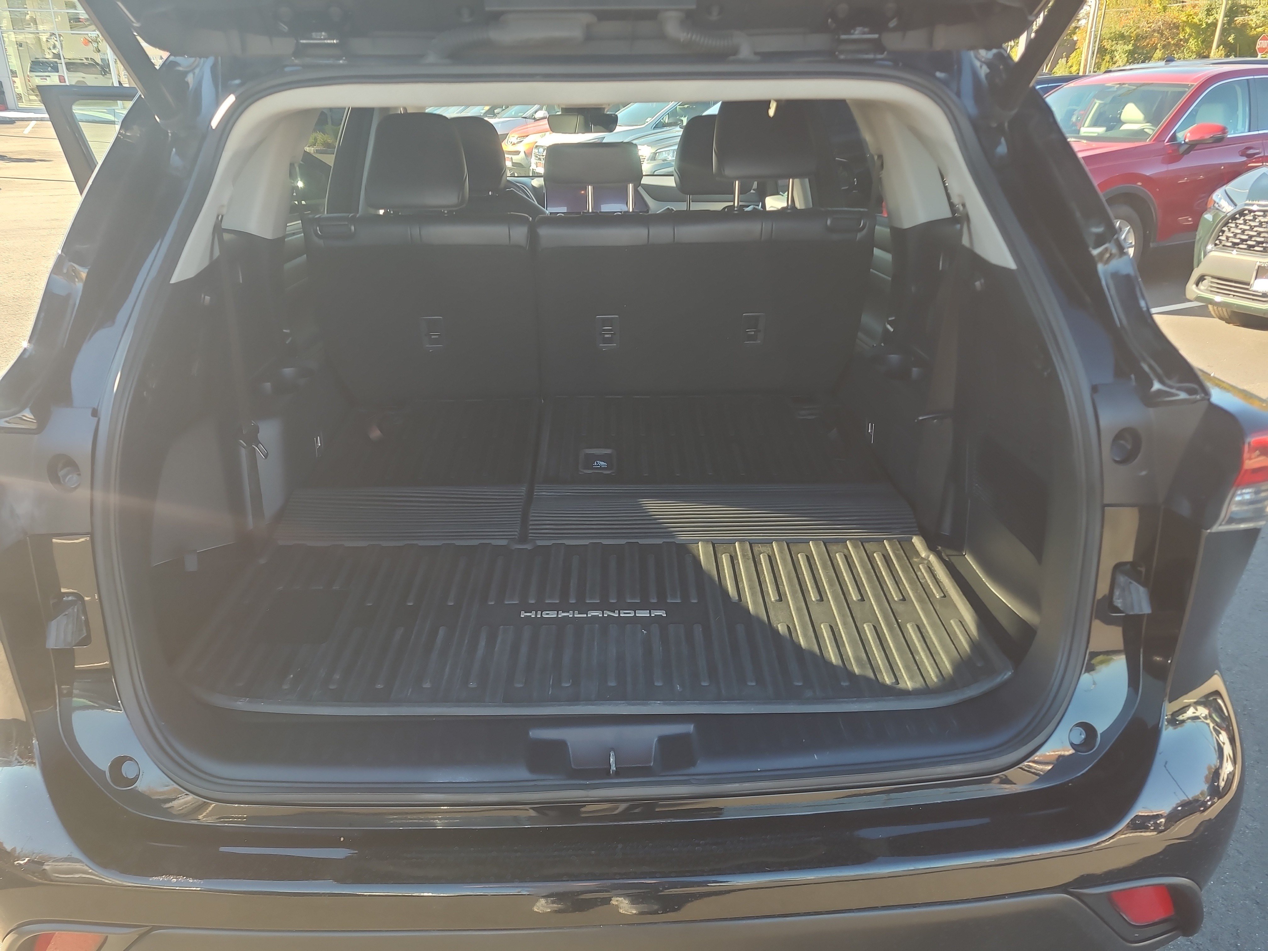 Used 2023 Toyota Highlander XLE AWD/4WD image 30
