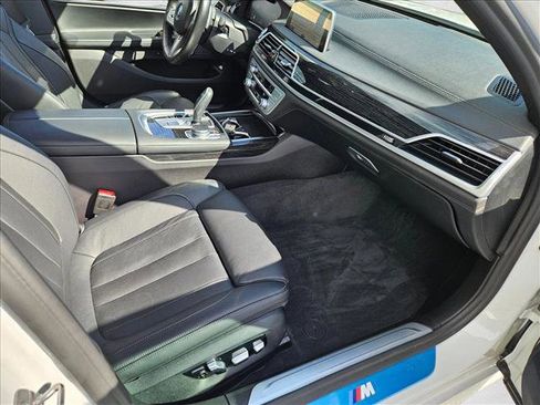Used 2022 BMW 740i w/ M Sport Package image 21