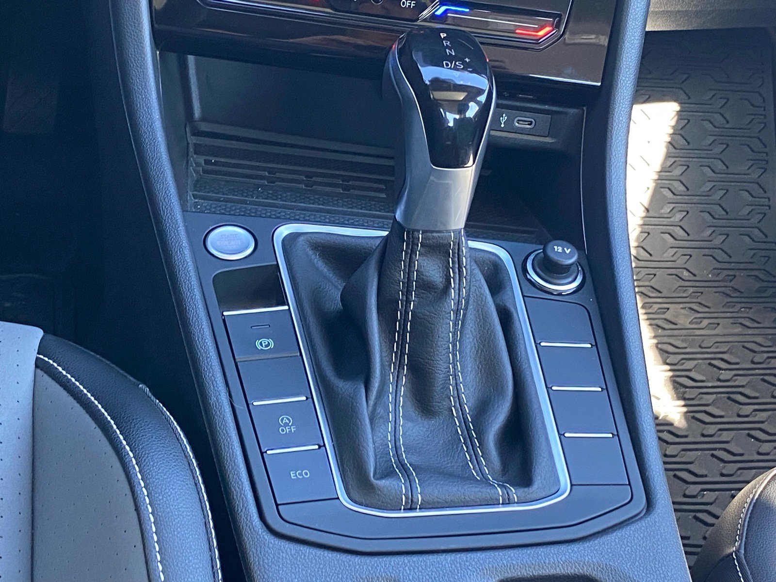 Certified 2025 Volkswagen Jetta SE w/ Sunroof Package FWD image 11