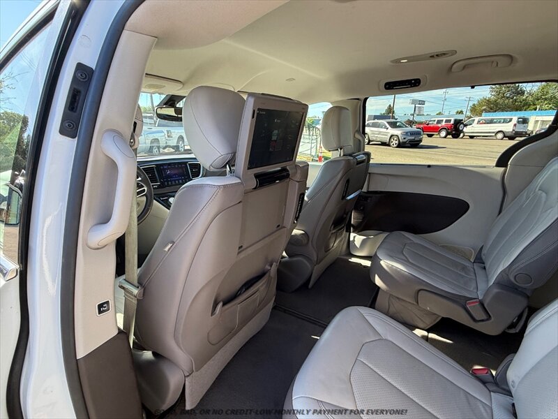 Used 2017 Chrysler Pacifica Touring-L Plus FWD image 13