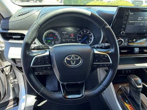 Used 2021 Toyota Highlander XLE AWD/4WD image 27