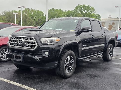 Used 2017 Toyota Tacoma TRD Sport AWD/4WD image 3