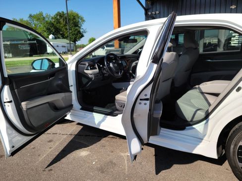 Used 2020 Toyota Camry SE FWD image 7
