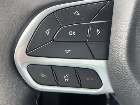 Used 2025 Chrysler Pacifica Select image 22