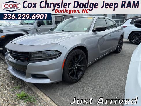 Used 2018 Dodge Charger SXT w/ Blacktop Package RWD image 1