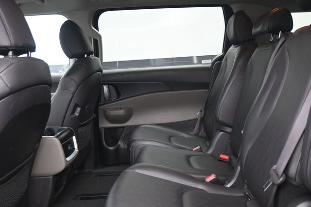 Used 2025 Kia Carnival FWD image 6