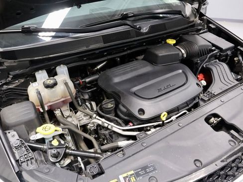 Used 2023 Chrysler Pacifica Limited FWD image 18