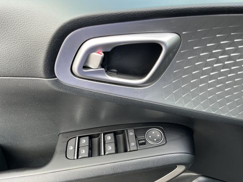 Used 2025 Kia Soul LX w/ LX Technology Package FWD image 18