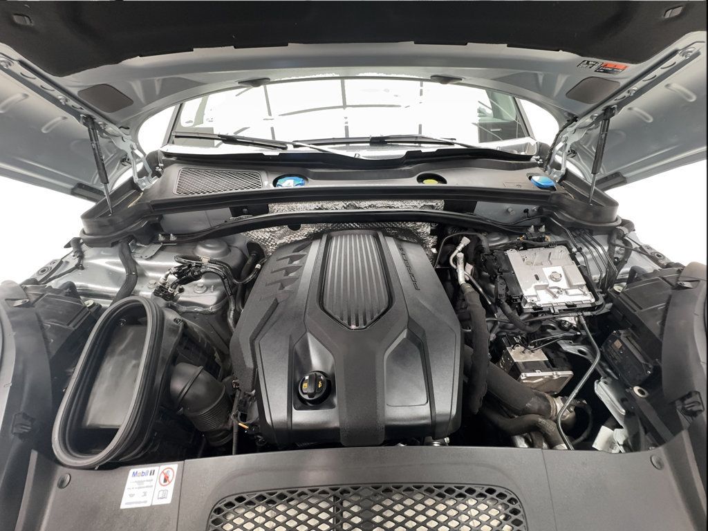 Used 2024 Porsche Macan AWD/4WD image 19