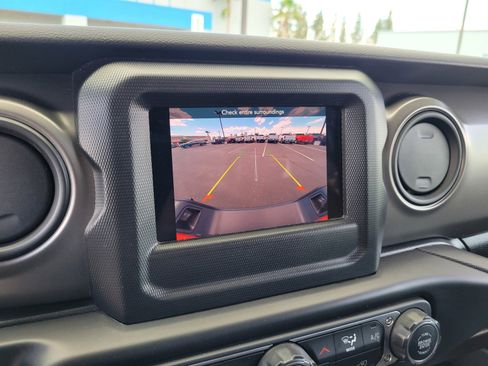 Used 2022 Jeep Gladiator Willys image 16