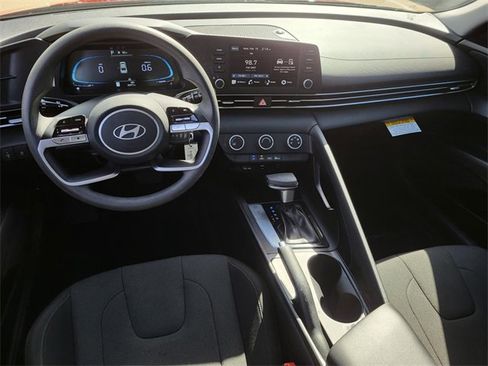 Certified 2025 Hyundai Elantra SE image 13