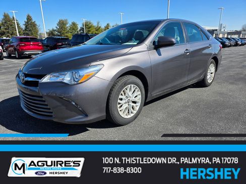 Used 2016 Toyota Camry LE image 1