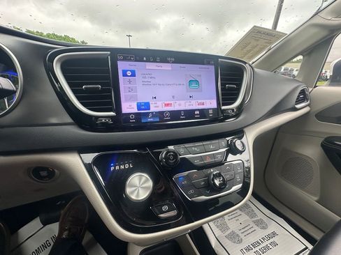 Used 2023 Chrysler Pacifica Touring-L FWD image 24
