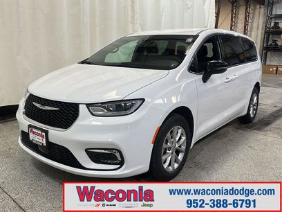 Used 2025 Chrysler Pacifica Select