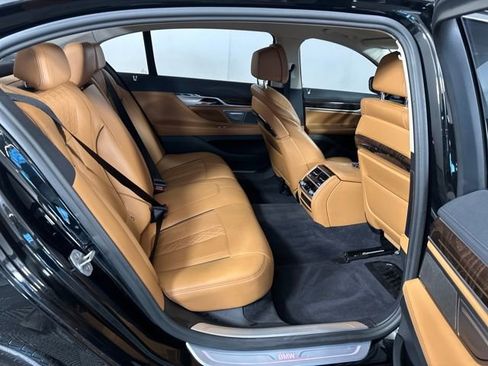 Used 2021 BMW 750i xDrive image 28