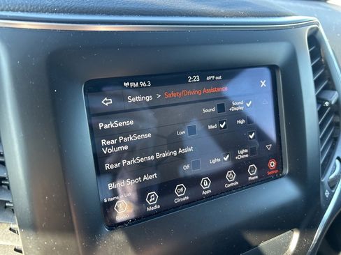 Certified 2019 Jeep Cherokee Latitude Plus w/ Cold Weather Group image 19