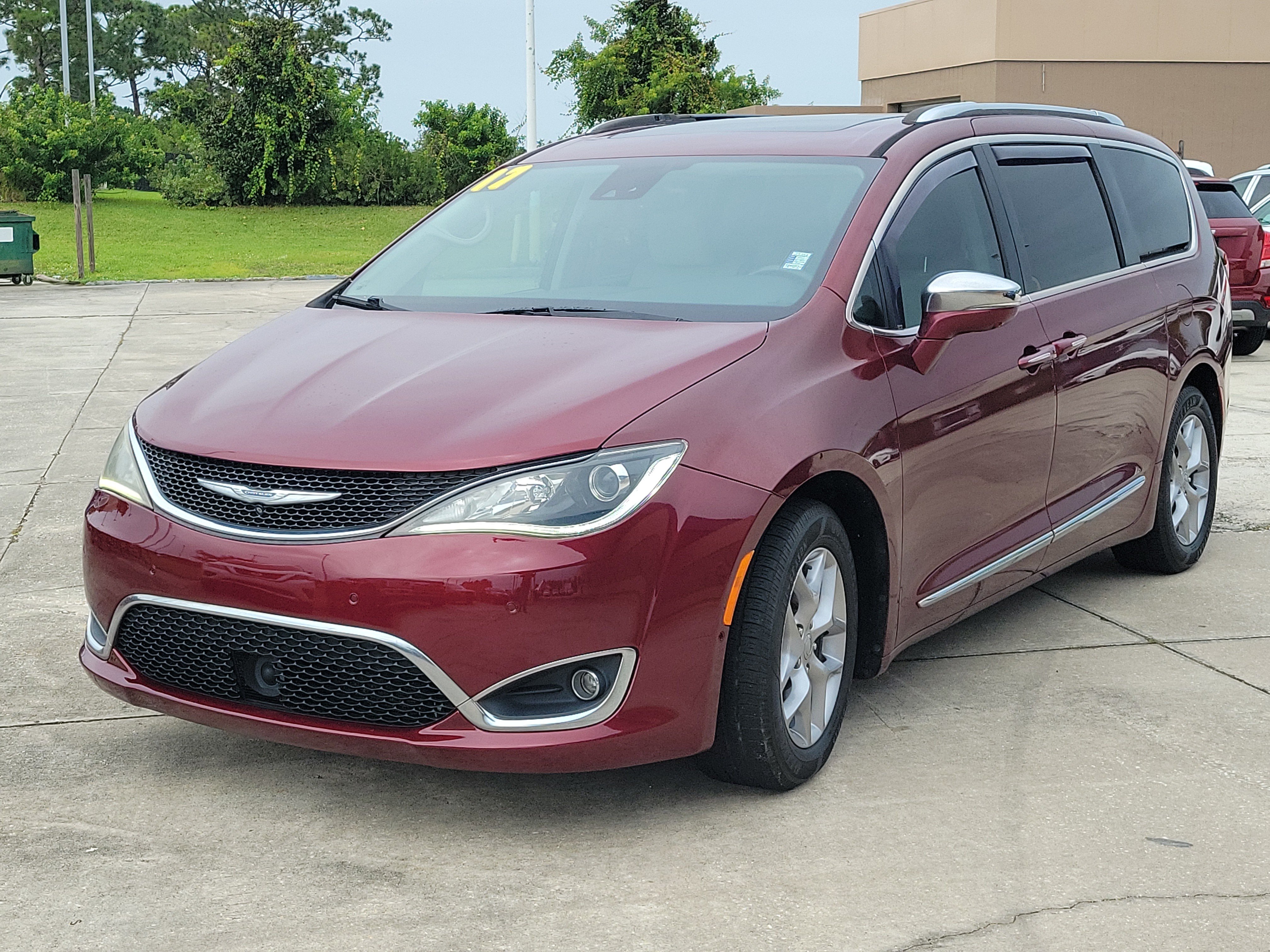 Used 2017 Chrysler Pacifica Limited w/ UConnect Theater Package FWD image 2