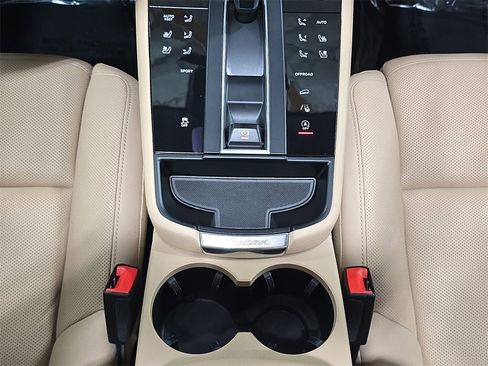 Certified 2025 Porsche Macan image 20