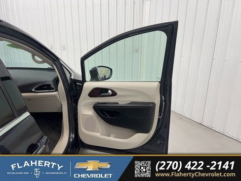 Used 2020 Chrysler Pacifica Limited w/ Tire & Wheel Group image 12