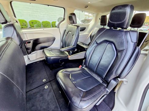 Used 2022 Chrysler Pacifica Touring-L FWD image 30