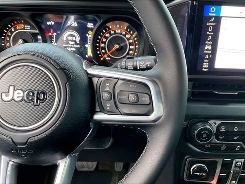 Used 2025 Jeep Wrangler Unlimited Sahara AWD/4WD image 24