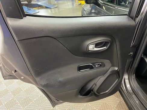 Used 2019 Jeep Renegade Latitude w/ Cold Weather Group AWD/4WD image 20
